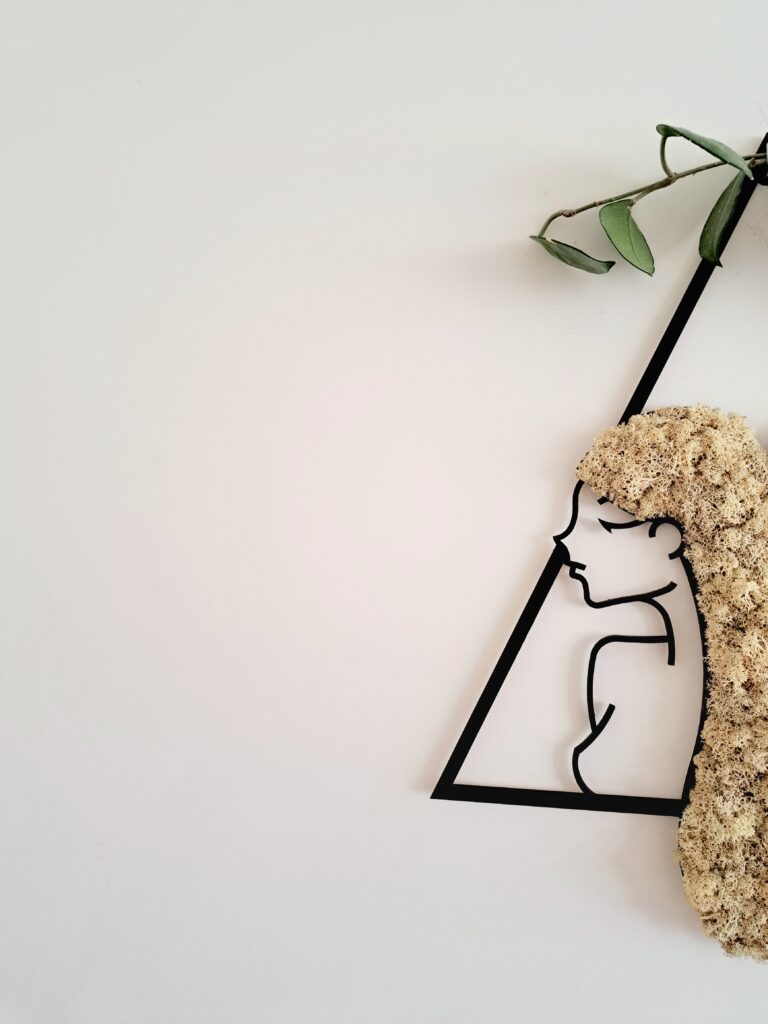 Twarz kobiety, profil kobiety, blond włosy, obraz z chrobotkiem reniferowym.