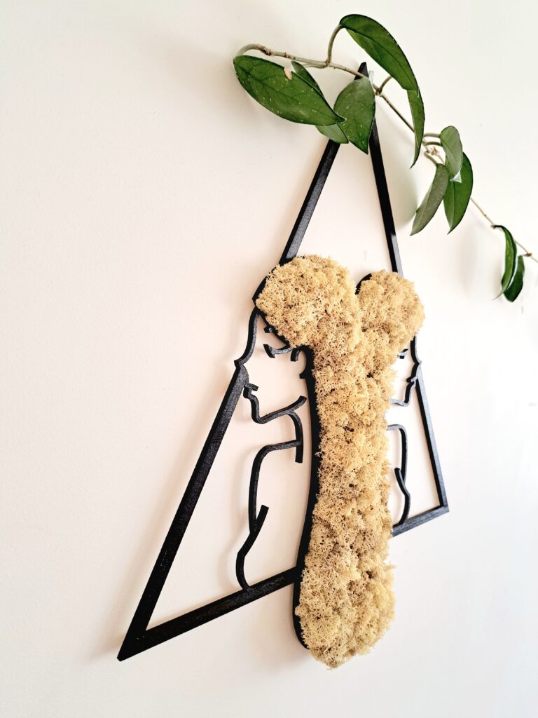 Obraz z chrobotka reniferowego, kobieta z mchu. Zodiakalne bliźnięta.