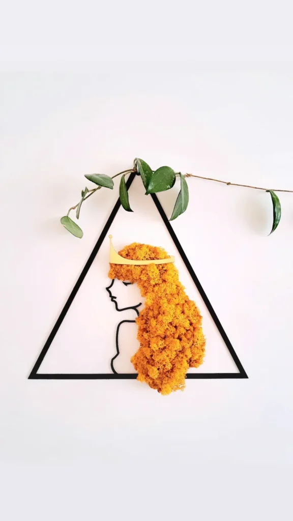 Znak zodiaku lew, zodiakalna lwica, pomarańczowe włosy, dekoracja z chrobotkiem reniferowym.