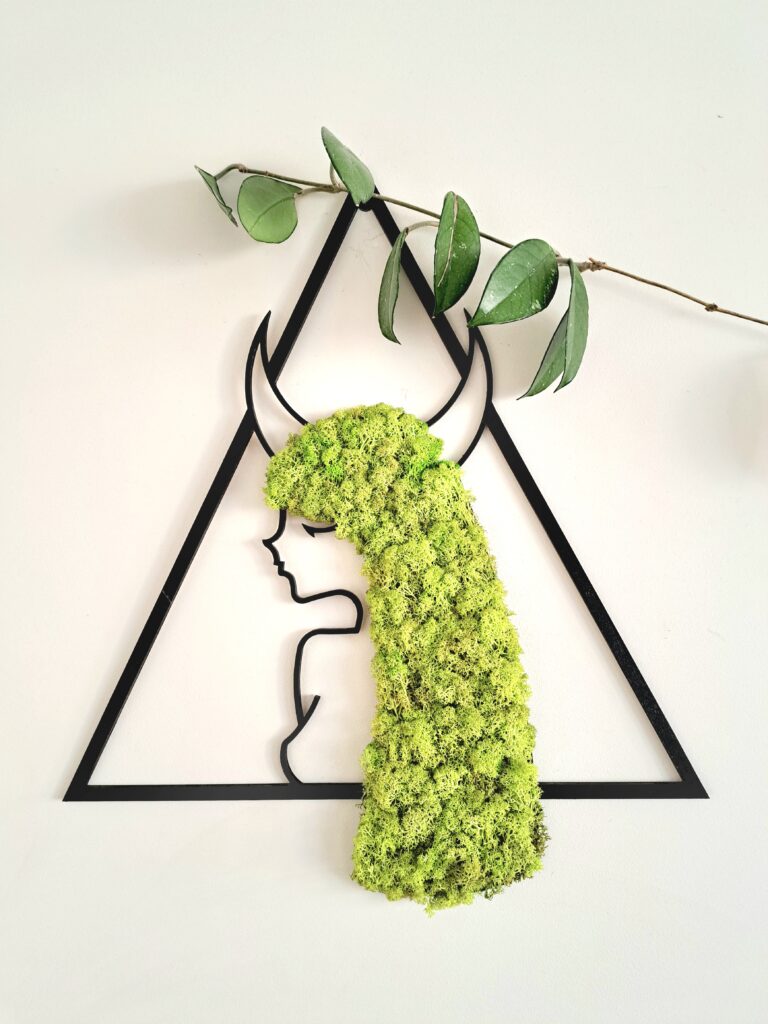 znak zodiaku byk, kobieta byk, obraz z chrobotka reniferowego, kobieta z mchu