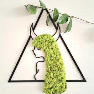 znak zodiaku byk, kobieta byk, obraz z chrobotka reniferowego, kobieta z mchu