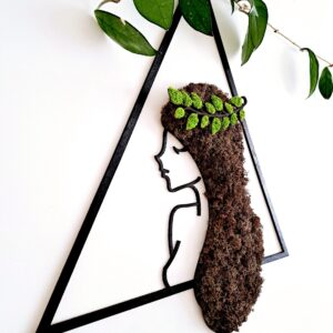 Profil kobiety z chrobotka.