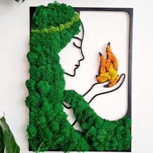 Obraz z chrobotka reniferowego przedstawiający Hestię trzymającą płomień, w naturalnych odcieniach zieleni i beżu, umieszczony w eleganckim pudełku z okienkiem – idealny prezent na Dzień Matki.