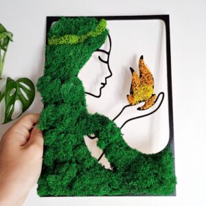 Kompozycja z chrobotka reniferowego przedstawiająca kobietę.