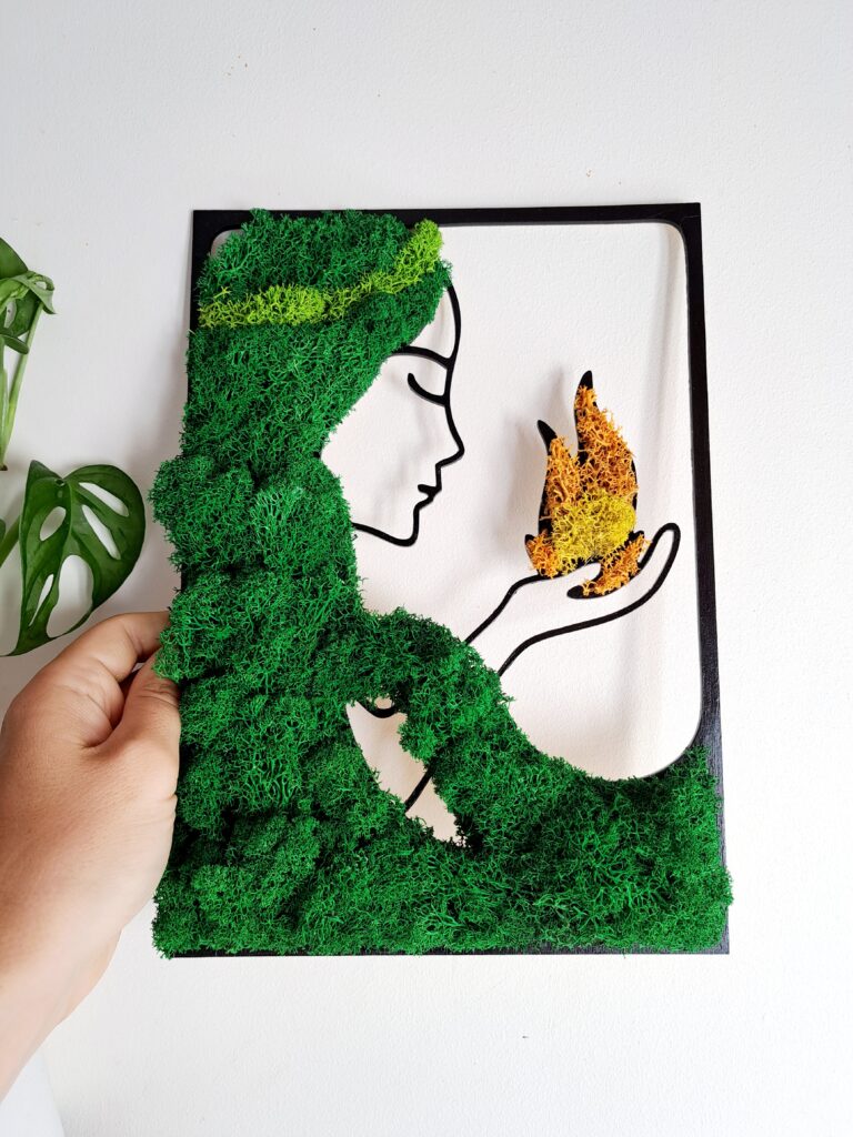 Kompozycja z chrobotka reniferowego przedstawiająca kobietę.