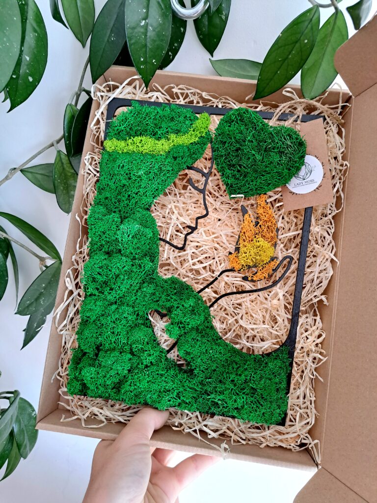 Kobieta z włosami z chrobotka reniferowego trzymająca w dłoniach płomień.