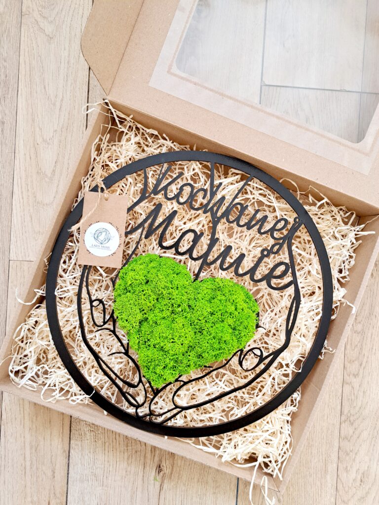 Ręcznie wykonana dekoracja z chrobotka reniferowego – serce w dłoniach w obręczy 30 cm z napisem „Kochanej Mamie”.