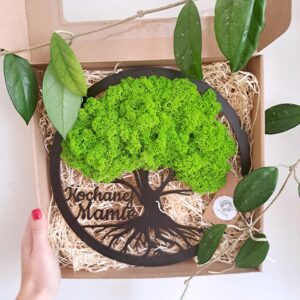 Drzewo dekoracyjne wykonane z chrobotka reniferowego z cytatem z okazji Dnia Matki.