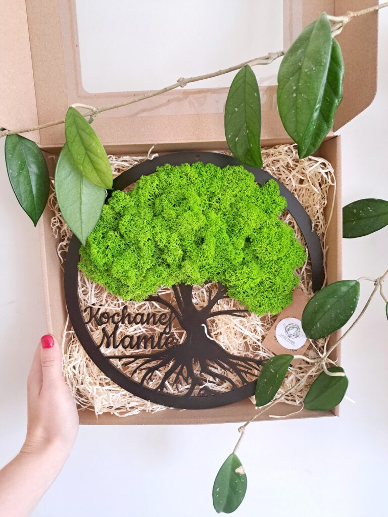 Drzewo dekoracyjne wykonane z chrobotka reniferowego z cytatem z okazji Dnia Matki.