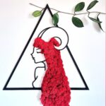 Znak zodiaku Baran - kobieta z czerwonymi włosami.