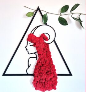 Znak zodiaku Baran - kobieta z czerwonymi włosami.