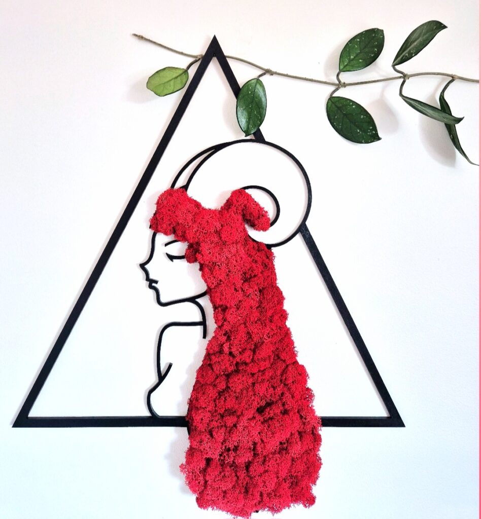 Znak zodiaku Baran - kobieta z czerwonymi włosami.