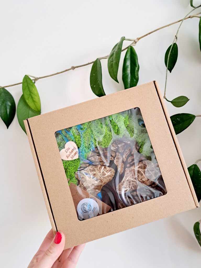 Prezentowe drzewko z zielonym chrobotkiem i napisem „Kochanej Mamie”.