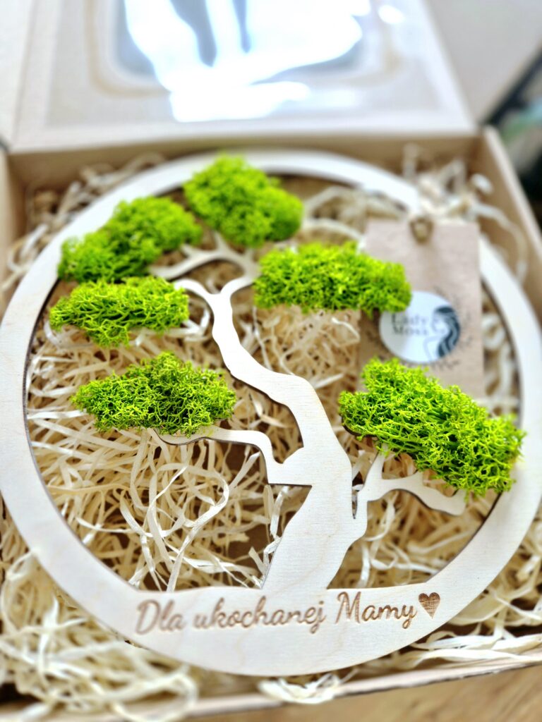 Dekoracyjny obraz z chrobotka reniferowego w kształcie drzewka bonsai.