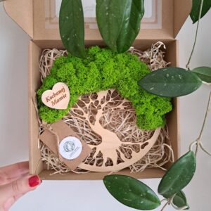 Prezentowe drzewko z jasnozielonym mchem i sercem z dedykacją dla mamy.