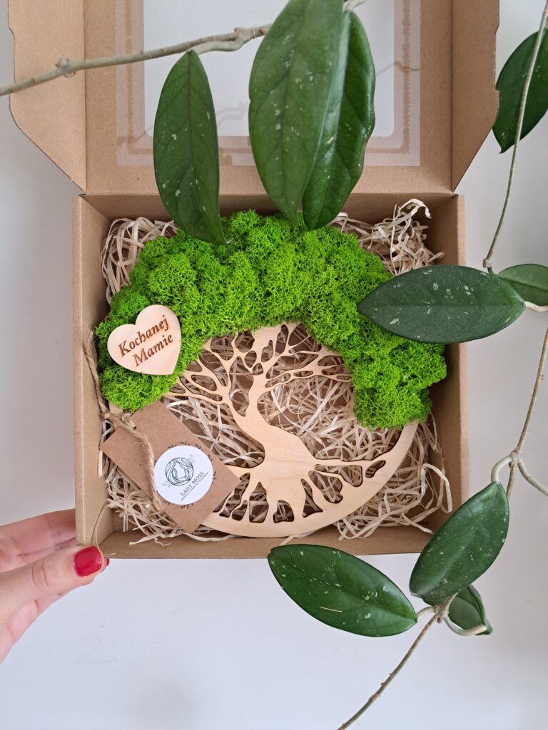 Prezentowe drzewko z jasnozielonym mchem i sercem z dedykacją dla mamy.