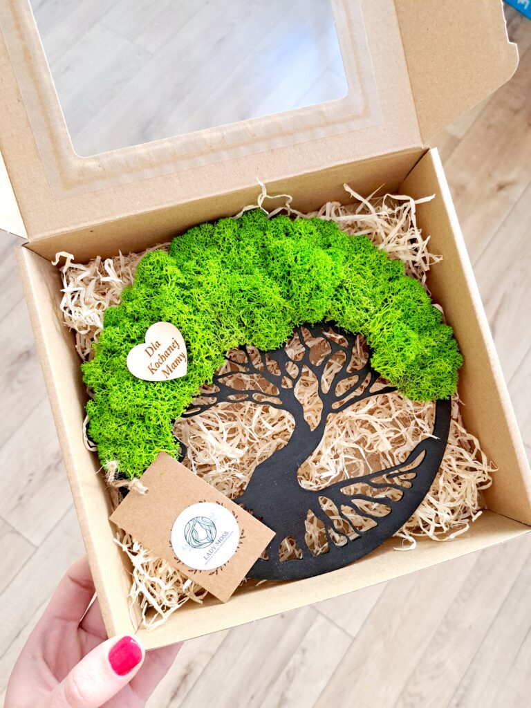 Ozdobne drzewko z sercem „Kochanej Mamie” z jasnozielonym mchem w pudełku prezentowym.