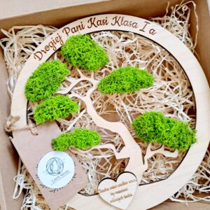 Dekoracja drzewko bonsai z chrobotkiem reniferowym i sercem z napisem personalizowanym dla nauczyciela.