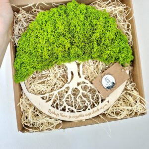 Eko upominek dla mamy – dekoracyjne drzewko z chrobotka reniferowego z sentencją.