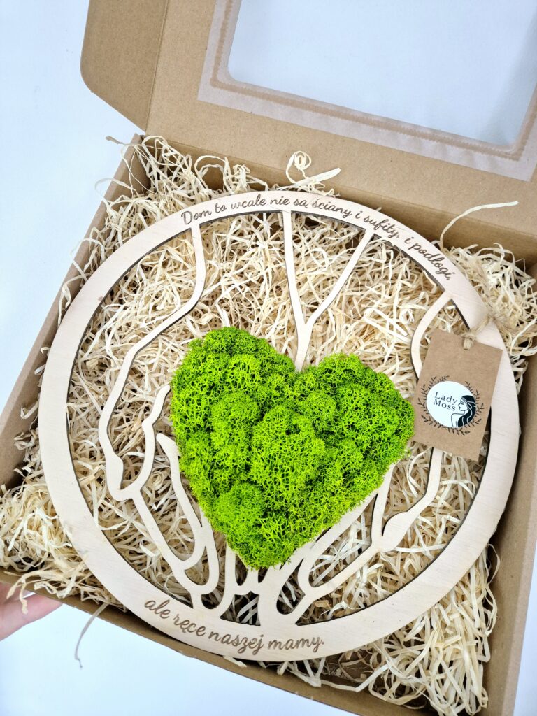 Dekoracyjne serce z mchu chrobotka reniferowego z inspirującym cytatem na Dzień Matki.