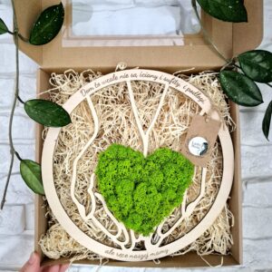 Ręcznie wykonane serce z zielonego chrobotka reniferowego z napisem z okazji Dnia Matki.