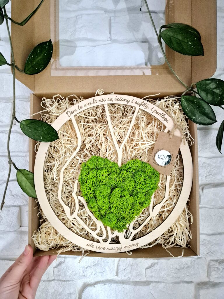 Ręcznie wykonane serce z zielonego chrobotka reniferowego z napisem z okazji Dnia Matki.