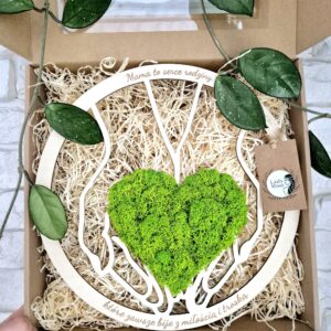 Serce z chrobotka reniferowego ułożone na dłoniach z cytatem na dzień matki.