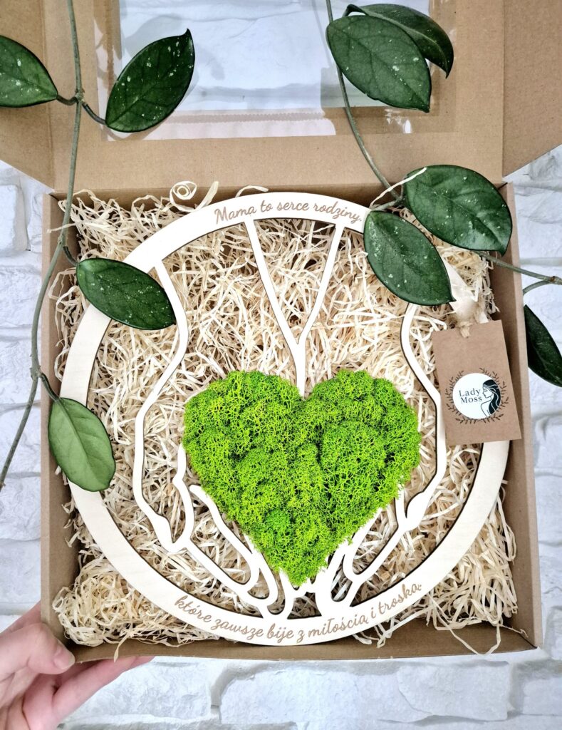 Serce z chrobotka reniferowego ułożone na dłoniach z cytatem na dzień matki.