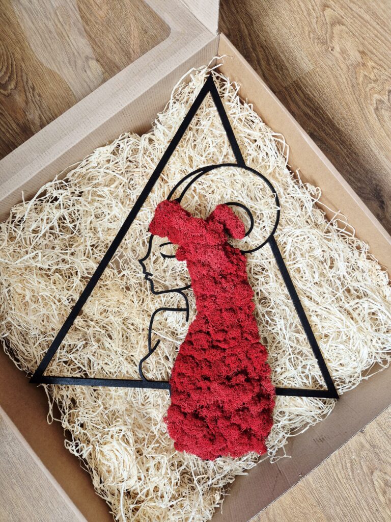 Dekoracja Baran z chrobotka w estetycznym opakowaniu.