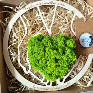 Dekoracja dla wychowawcy na zakończenie roku szkolnego z cytatem: Trzeba mieć wielkie serce by nauczać młodych ludzi. Dekoracja z chrobotka reniferowego 20 cm w pudełku z okienkiem