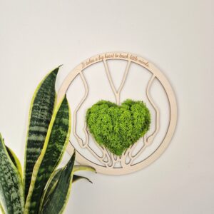 Prezent dla nauczyciela angielskiego – zielone serce w dłoniach. Umieszczone w obręczy 30 cm.