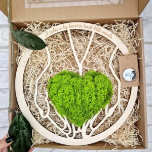 Zielone serce z chrobotka w dłoniach, w drewnianej obręczy z napisem dla nauczyciela.