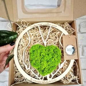 Dekoracja dla nauczyciela z chrobotka – serce na dłoniach w ozdobnej obręczy