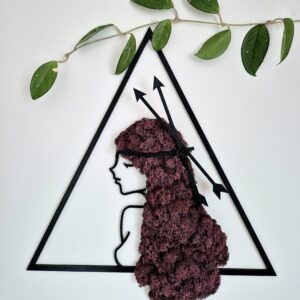 Ręcznie wykonany obraz z chrobotka reniferowego w intensywnym odcieniu fioletu, przedstawiający kobiecą postać symbolizującą znak zodiaku Strzelec. Kobieta ma bujne włosy z fioletowego chrobotka, w których znajdują się symboliczne strzały.