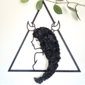 Ręcznie wykonana dekoracja ścienna ze znakiem zodiaku Skorpion, stworzona z naturalnego chrobotka reniferowego, w stylu boho – idealna jako ekologiczna ozdoba wnętrza lub personalizowany prezent.