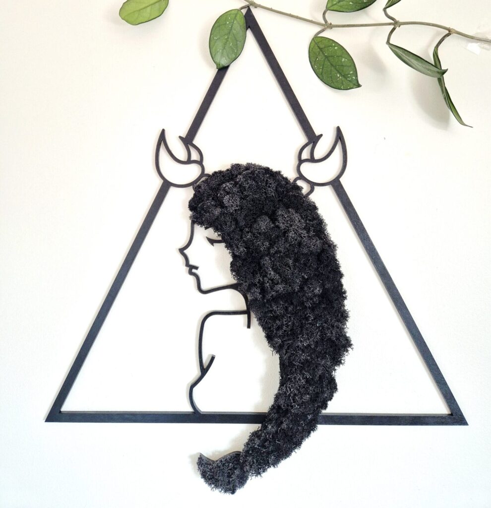 Ręcznie wykonana dekoracja ścienna ze znakiem zodiaku Skorpion, stworzona z naturalnego chrobotka reniferowego, w stylu boho – idealna jako ekologiczna ozdoba wnętrza lub personalizowany prezent.