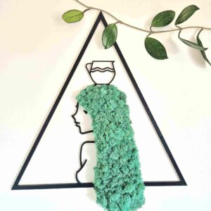 Dekoracja ścienna z chrobotkiem reniferowym. Wymiary 45 cm. Rama dekoracji w kolorze czarnych i w kształcie trójkąta. Dekoracja przedstawia znak zodiaku wodnik - profil kobiety z turkusowymi włosami z chrobotka reniferowego.