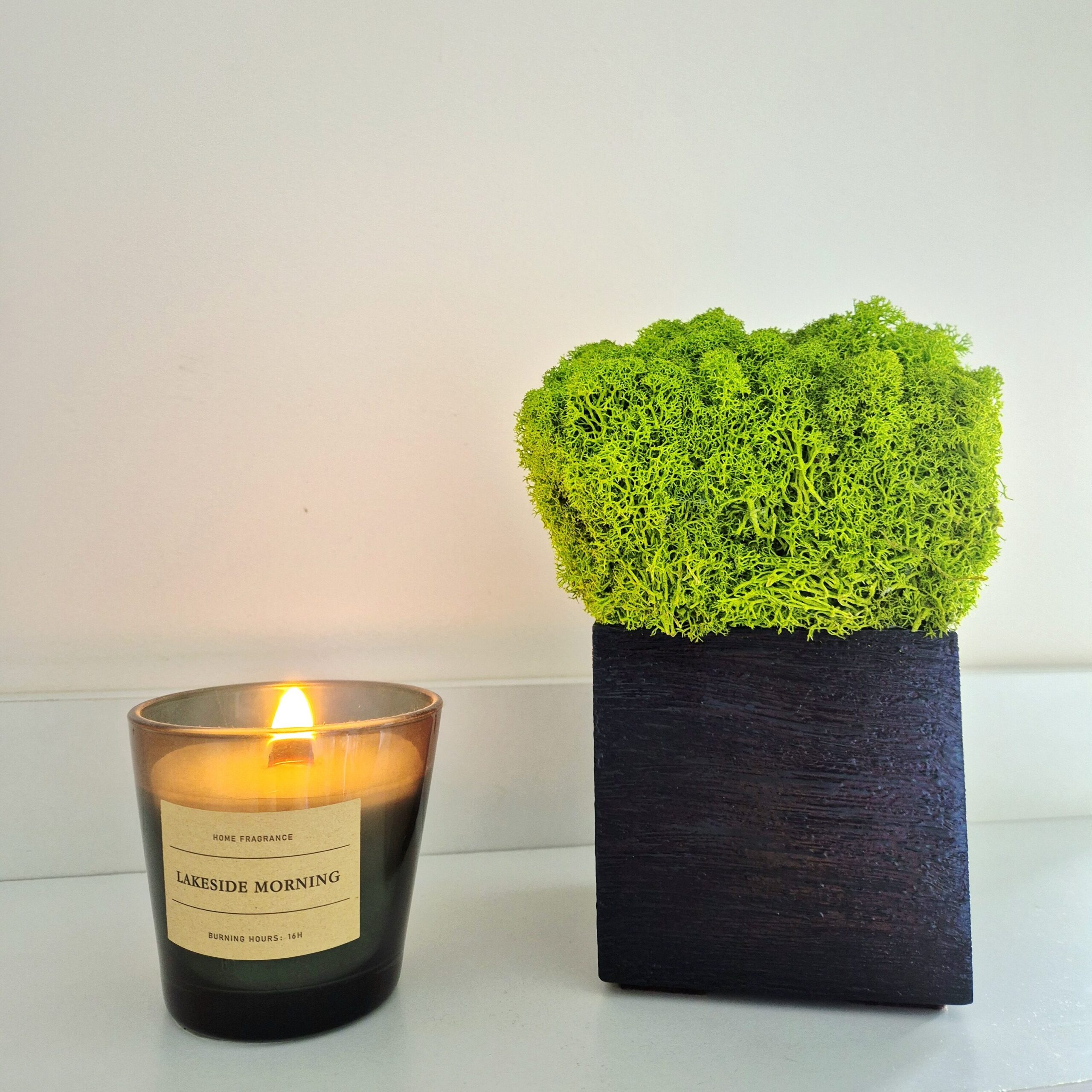 Na zdjęciu widoczny jest wystrój półki zawierający dekorację