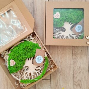 Drzewko Kochanym Dziadkom z chrobotkiem reniferowym, serduszko z napisem Kochanym Dziadkom umieszczone na koronie drzewa, prezent na Dzień Babci i Dziadka, drzewko 20 cm. Zapakowane w tekturowe pudełko z okienkiem. Gotowe do wręczenia na prezent.