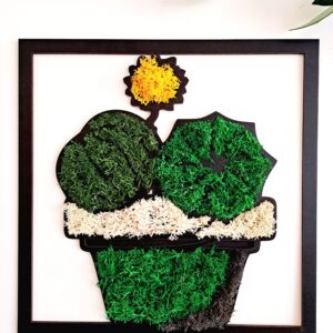 Dekoracja z dwa ciemnozielone kaktusy w doniczce z chrobotkiem reniferowym, żółty kwiat na jednym kaktusie, doniczka w odcieniach zieleni, wymiary 30x30 cm.